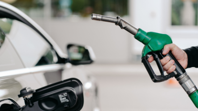 Gece yarısı itibarıyla akaryakıt fiyatlarına gelen zamla birlikte Kocaeli’de motorin