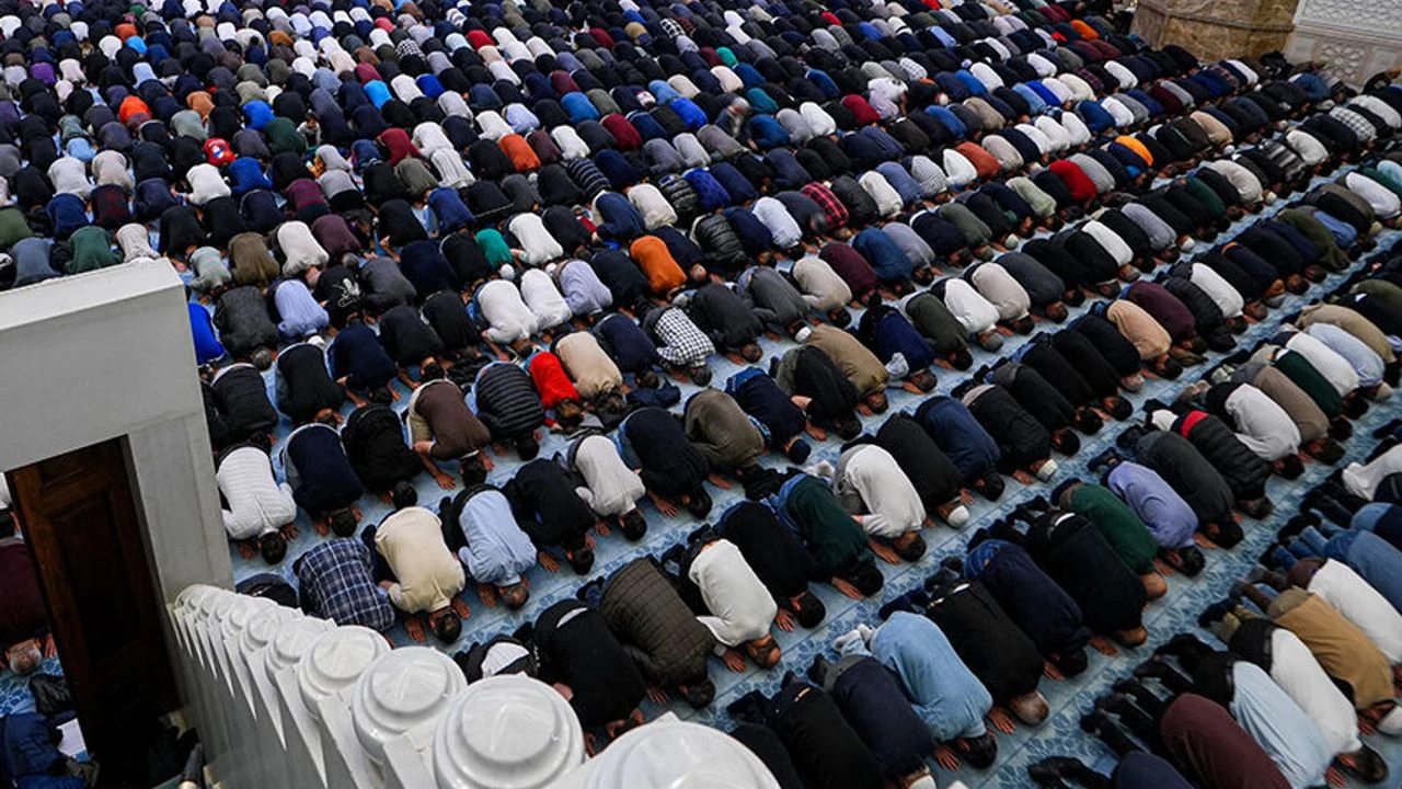 Diyanet İşleri Başkanlığı tarafından paylaşılan güncel namaz vakitleri listesine göre