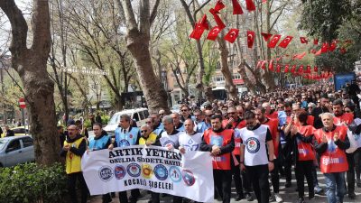 Kocaeli’de binlerce öğretmen, artan okul şiddetine karşı ders başı yapmayarak