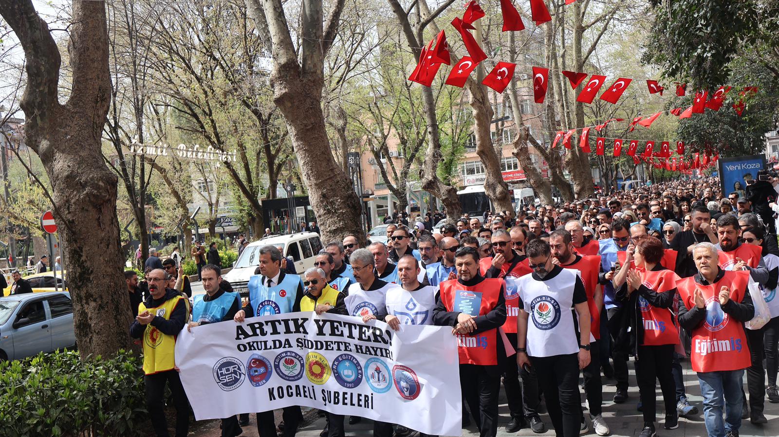 Kocaeli’de binlerce öğretmen, artan okul şiddetine karşı ders başı yapmayarak