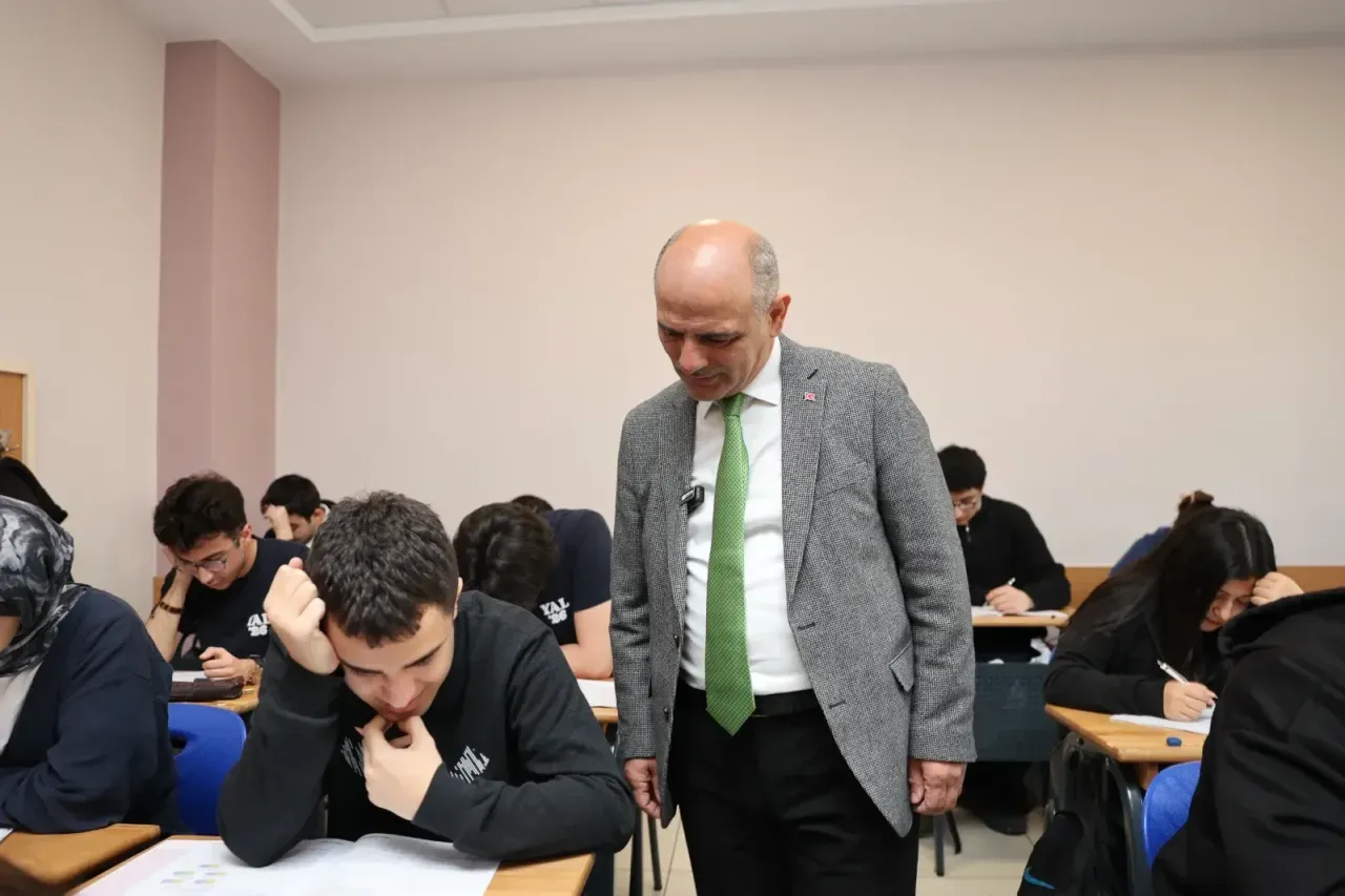 Körfez Belediyesi, ilçede eğitim gören 4 binden fazla öğrenciye ücretsiz TYT ve LGS deneme sınavı desteği sağlayarak sınav sürecine katkı sundu.