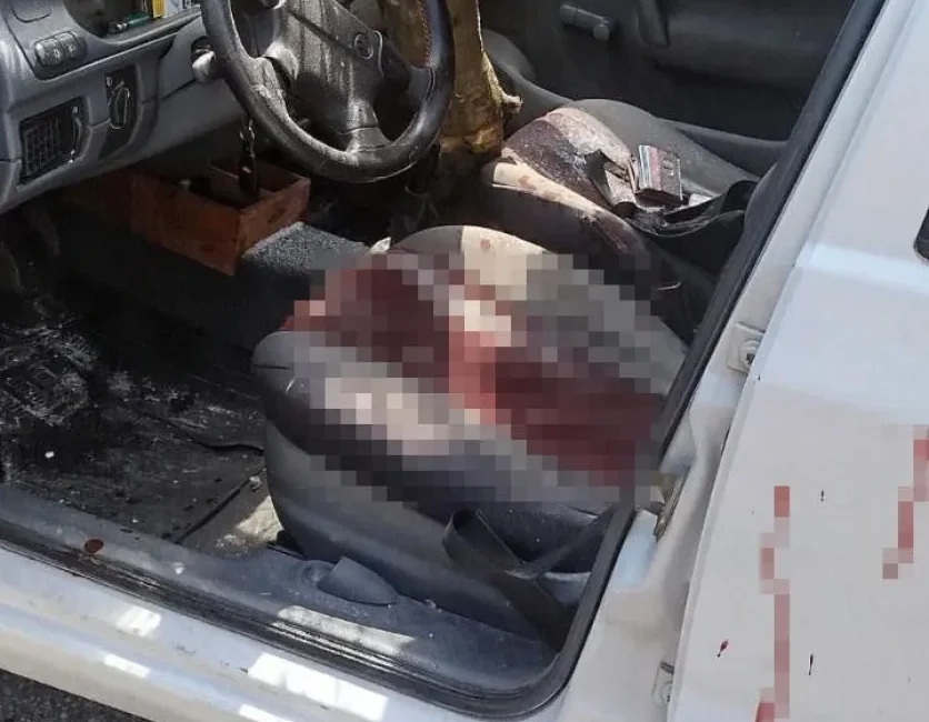 Kocaeli İzmit'te korku dolu anlar. Tomruk yüklü kamyondan düşen kütük