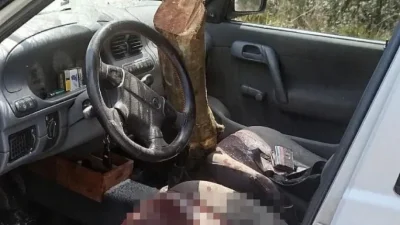 Kocaeli İzmit'te korku dolu anlar. Tomruk yüklü kamyondan düşen kütük