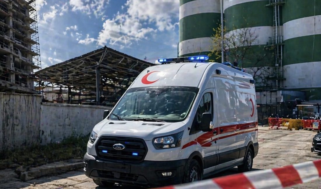 Kocaeli’nin Derince ilçesinde Devlet Malzeme Ofisi sahasında çalışan işçi, dengesini