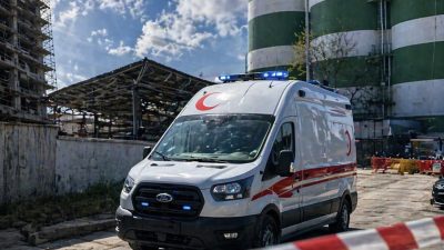 Kocaeli’nin Derince ilçesinde Devlet Malzeme Ofisi sahasında çalışan işçi, dengesini