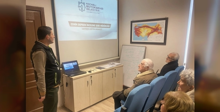 Kocaeli’de 65 yaş üstü vatandaşlar, deprem gerçeğini simülasyonla deneyimleyerek afet