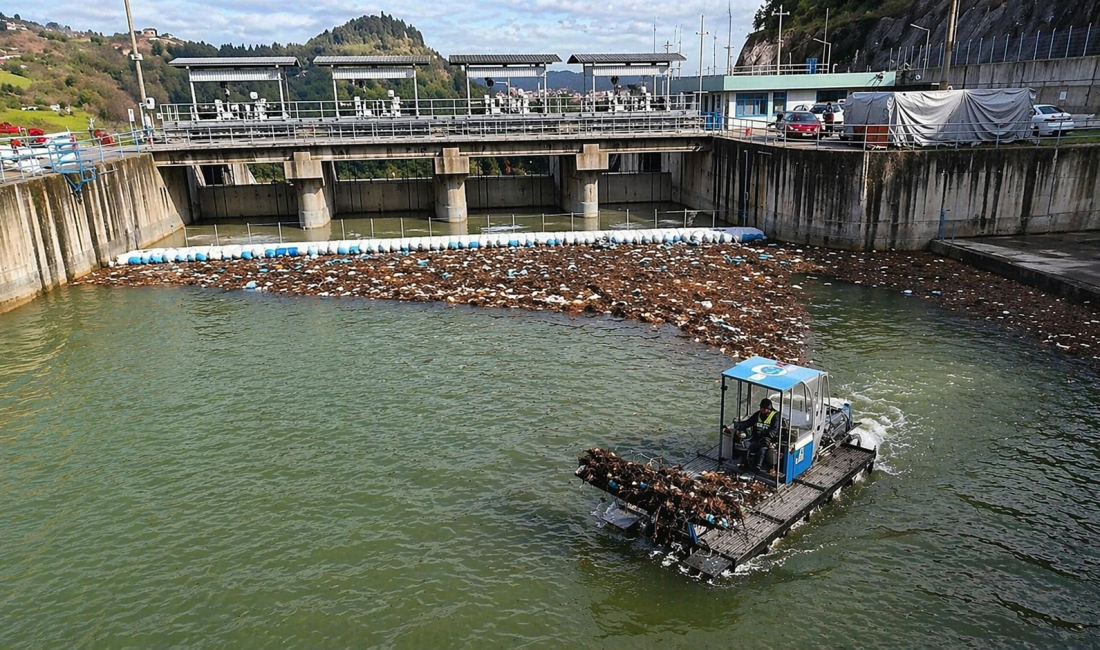 Kocaeli’nin içme suyu kaynağında oluşan kirlilik temizlendi. Baraj yüzeyinden tonlarca
