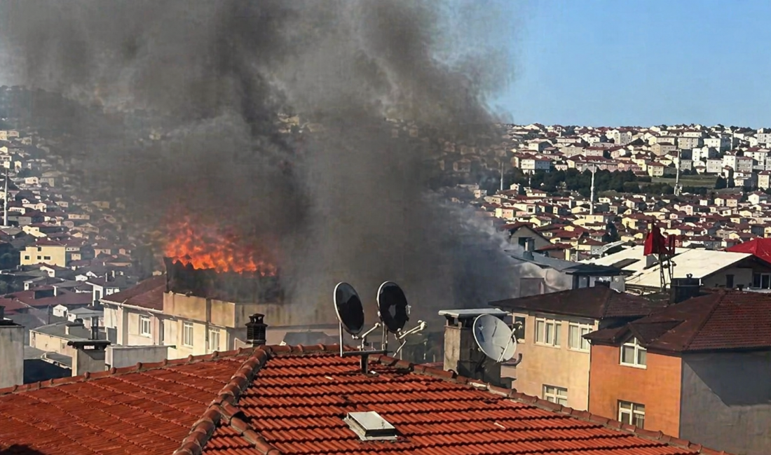 Kocaeli’nin Darıca ilçesinde bir apartmanın çatısında çıkan yangın mahallede paniğe