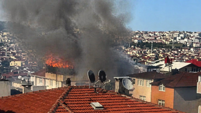 Kocaeli’nin Darıca ilçesinde bir apartmanın çatısında çıkan yangın mahallede paniğe