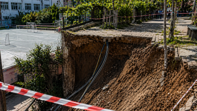 Çayırova’da okulun istinat duvarı çöktü. Mevlana İlköğretim Okulu çevresinde toprak