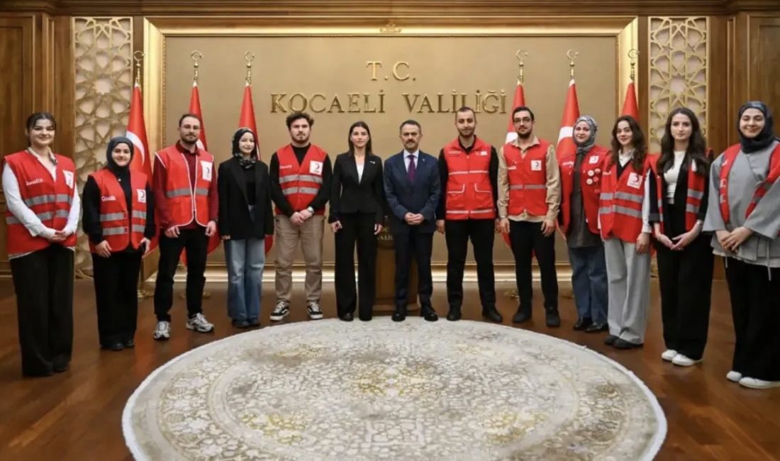 Genç Kızılay Kocaeli İl Başkanı Zeynep Karataş ve yönetimi, Vali