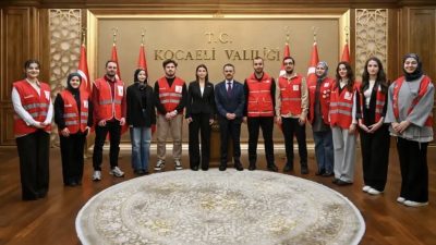 Genç Kızılay Kocaeli İl Başkanı Zeynep Karataş ve yönetimi, Vali