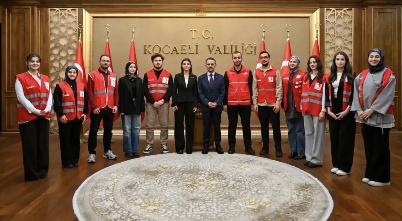 Genç Kızılay Kocaeli İl Başkanı Zeynep Karataş ve yönetimi, Vali