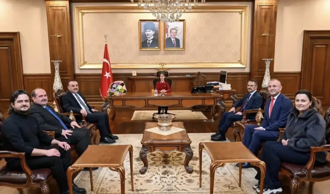 23 Nisan kapsamında Kocaeli Valisi İlhami Aktaş, makam koltuğunu ilkokul