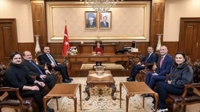 23 Nisan kapsamında Kocaeli Valisi İlhami Aktaş, makam koltuğunu ilkokul