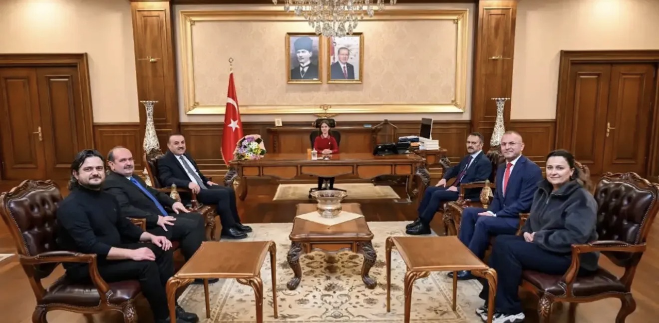 23 Nisan kapsamında Kocaeli Valisi İlhami Aktaş, makam koltuğunu ilkokul