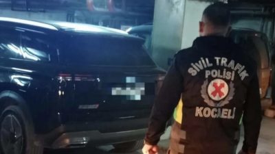 Kocaeli’de trafikten kaçmak için kaldırıma çıkan sürücü, sosyal medyada yayılan