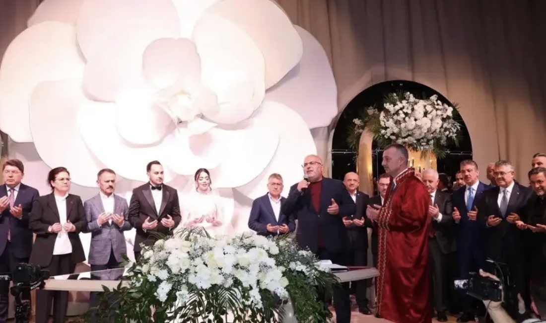 Kocaeli Valisi İlhami Aktaş, Kocaeli Kongre Merkezi’ndeki nikah töreninde genç