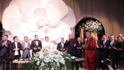 Kocaeli Valisi İlhami Aktaş, Kocaeli Kongre Merkezi’ndeki nikah töreninde genç