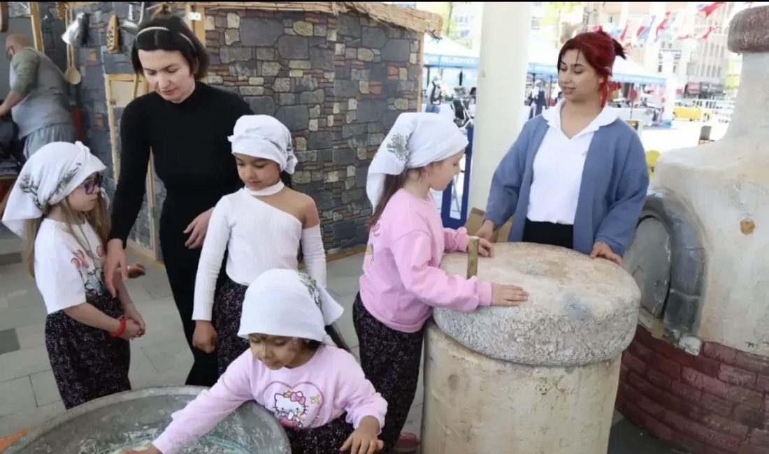 Kocaeli’de 23 Nisan şenliklerinde çocuklar köy hayatını deneyimledi. Hamur yoğurup