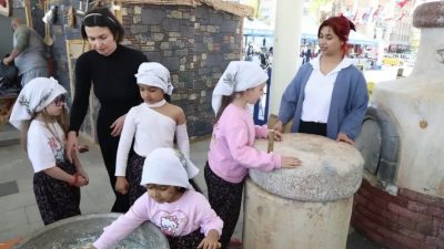 Kocaeli’de 23 Nisan şenliklerinde çocuklar köy hayatını deneyimledi. Hamur yoğurup