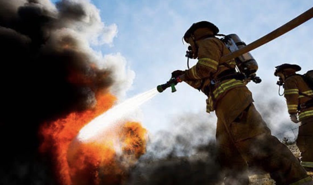 İzmit D-100 karayolunda seyir halindeki araçta çıkan yangın paniğe neden