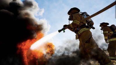 İzmit D-100 karayolunda seyir halindeki araçta çıkan yangın paniğe neden