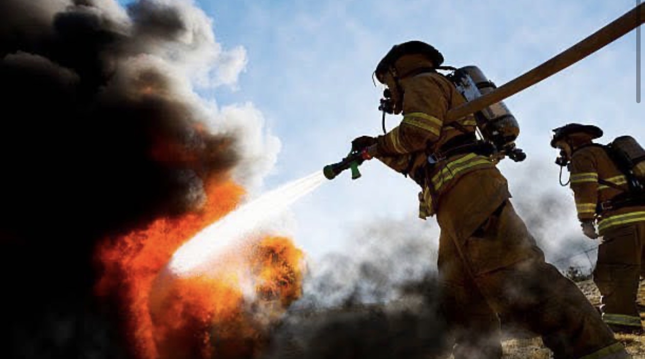 İzmit D-100 karayolunda seyir halindeki araçta çıkan yangın paniğe neden
