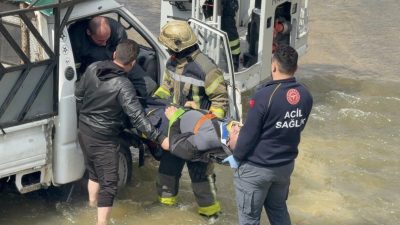 Kocaeli İzmit'te bir araç dereye uçtu. Ağır yaralanan sürücüyü itfaiye