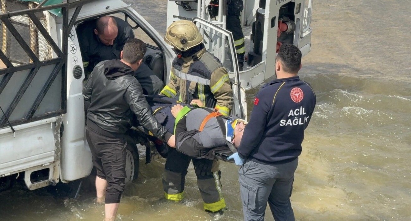 Kocaeli İzmit'te bir araç dereye uçtu. Ağır yaralanan sürücüyü itfaiye