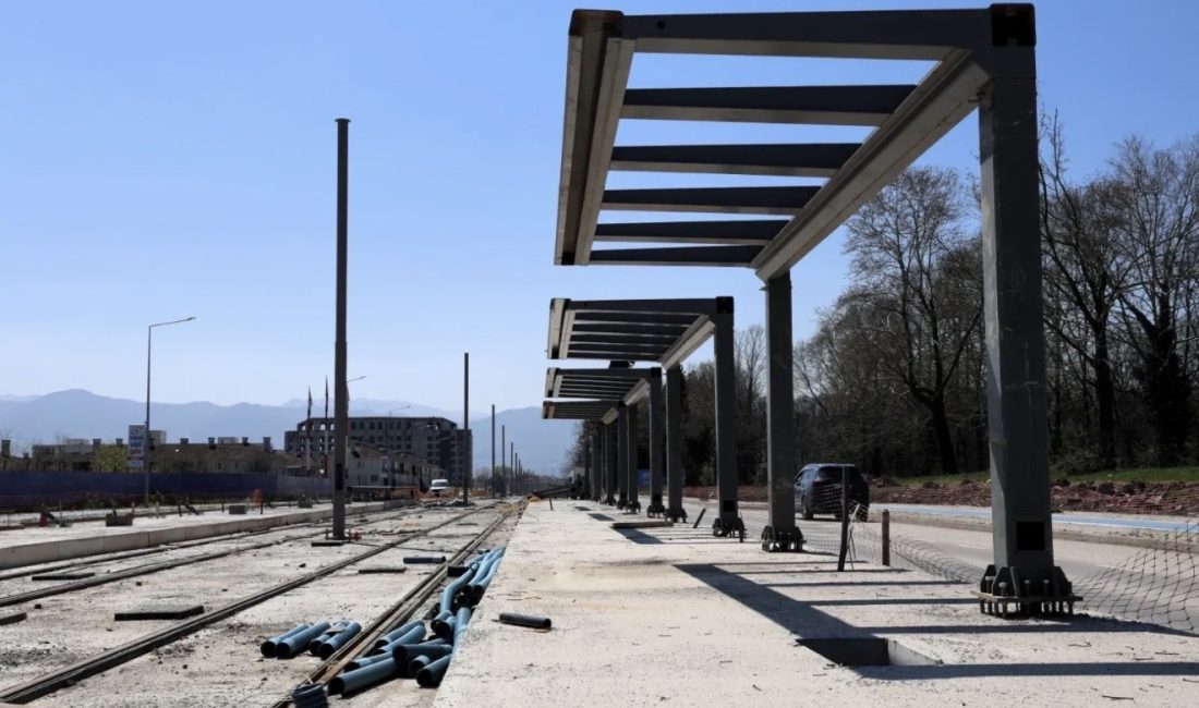Kocaeli’de İzmit-Kartepe tramvay hattı projesinde yeni aşamaya geçildi. Durak montajı