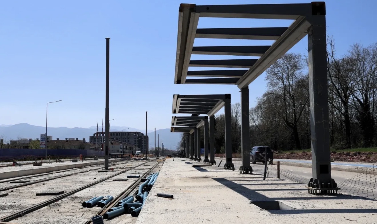 Kocaeli’de İzmit-Kartepe tramvay hattı projesinde yeni aşamaya geçildi. Durak montajı