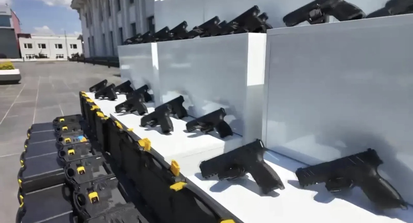 Kocaeli’de Kartepe TEM Otoyolu’nda düzenlenen operasyonda 60 tabanca ve çok