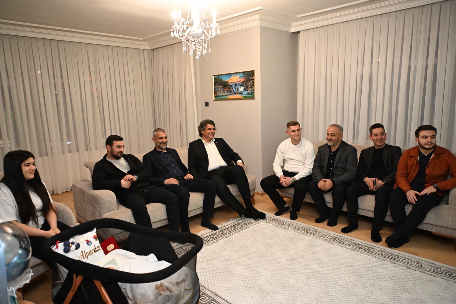 Kartepe Belediye Başkanı Mustafa Kocaman, çocuklarını yeni kucaklarına alan AK Parti Kartepe Gençlik Kolları Teşkilat Başkanı Berkay Oğuz ile Beyza Oğuz çiftini ziyaret etti.