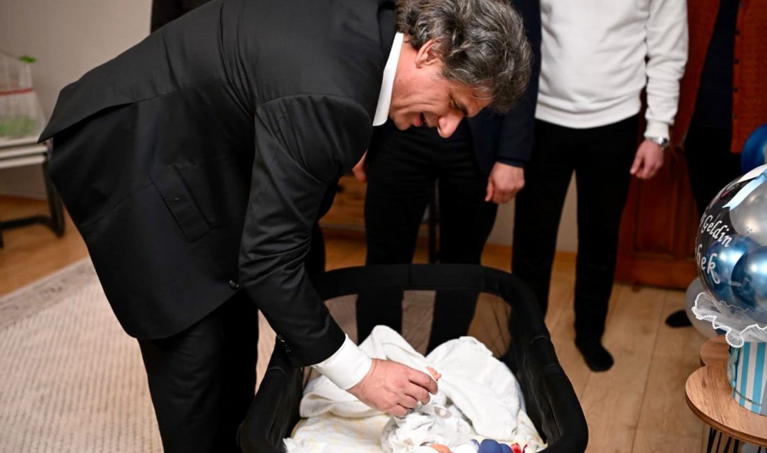 Kartepe Belediye Başkanı Mustafa Kocaman, çocuklarını yeni kucaklarına alan AK