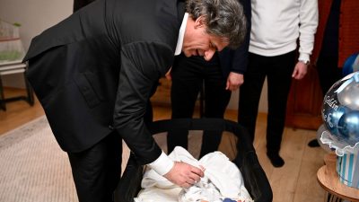 Kartepe Belediye Başkanı Mustafa Kocaman, çocuklarını yeni kucaklarına alan AK