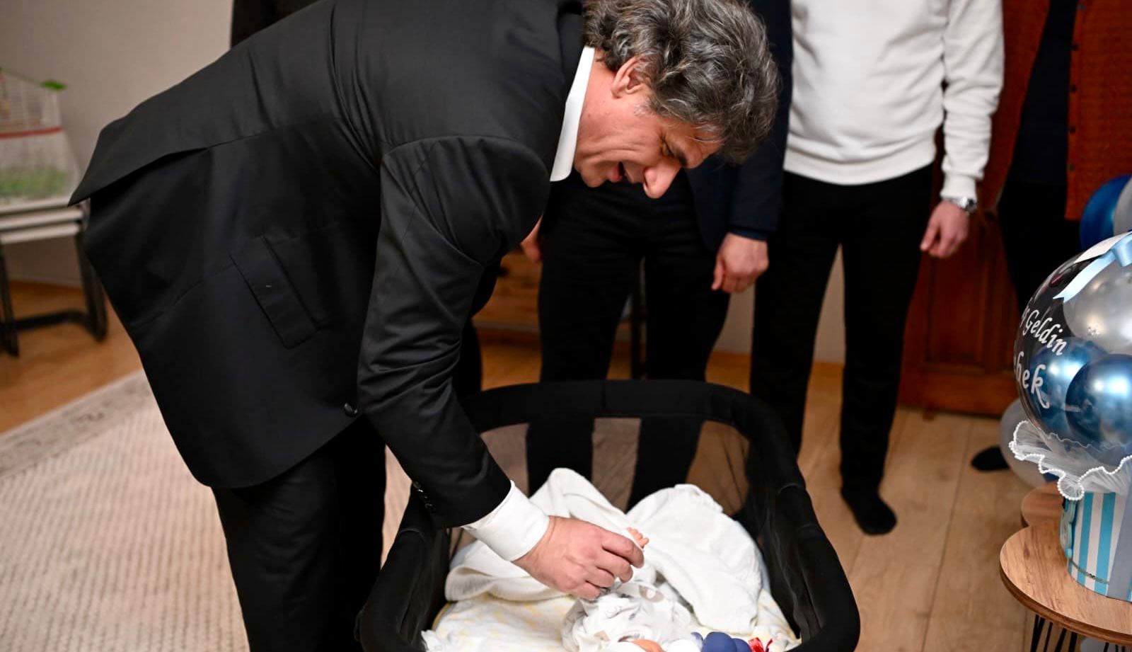 Kartepe Belediye Başkanı Mustafa Kocaman, çocuklarını yeni kucaklarına alan AK