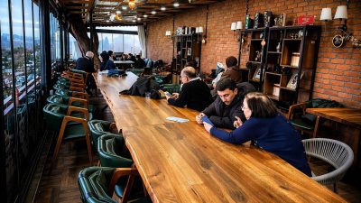 Kocaeli’de 65 yaş üstü vatandaşlar, üç haftalık eğitimle telefon kullanımından