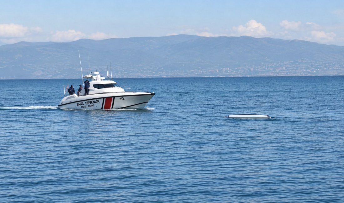 Karamürsel açıklarında antrenman yapan yelkenli sporcu denize düştü. Sahil Güvenlik