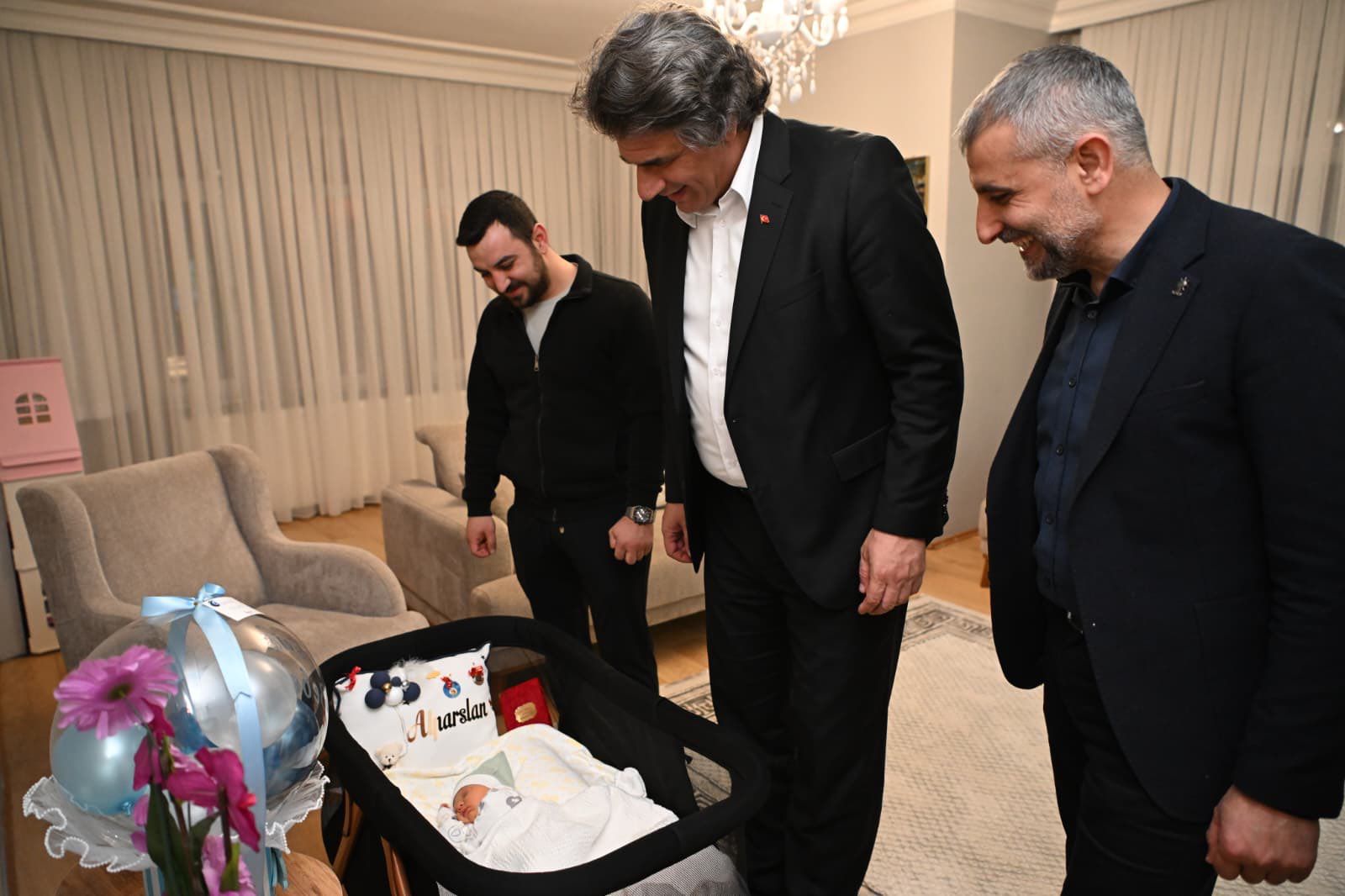 Kartepe Belediye Başkanı Mustafa Kocaman, çocuklarını yeni kucaklarına alan AK Parti Kartepe Gençlik Kolları Teşkilat Başkanı Berkay Oğuz ile Beyza Oğuz çiftini ziyaret etti.