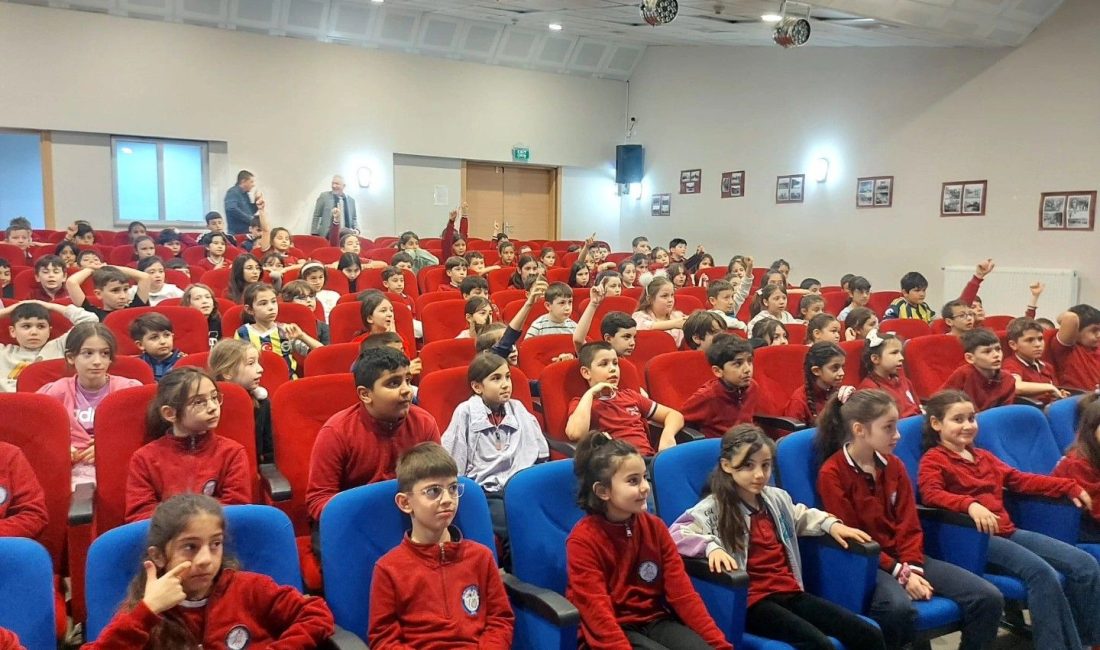 Kocaeli Gölcük’te belediye ekipleri, ilkokul öğrencilerine geri dönüşüm ve sıfır