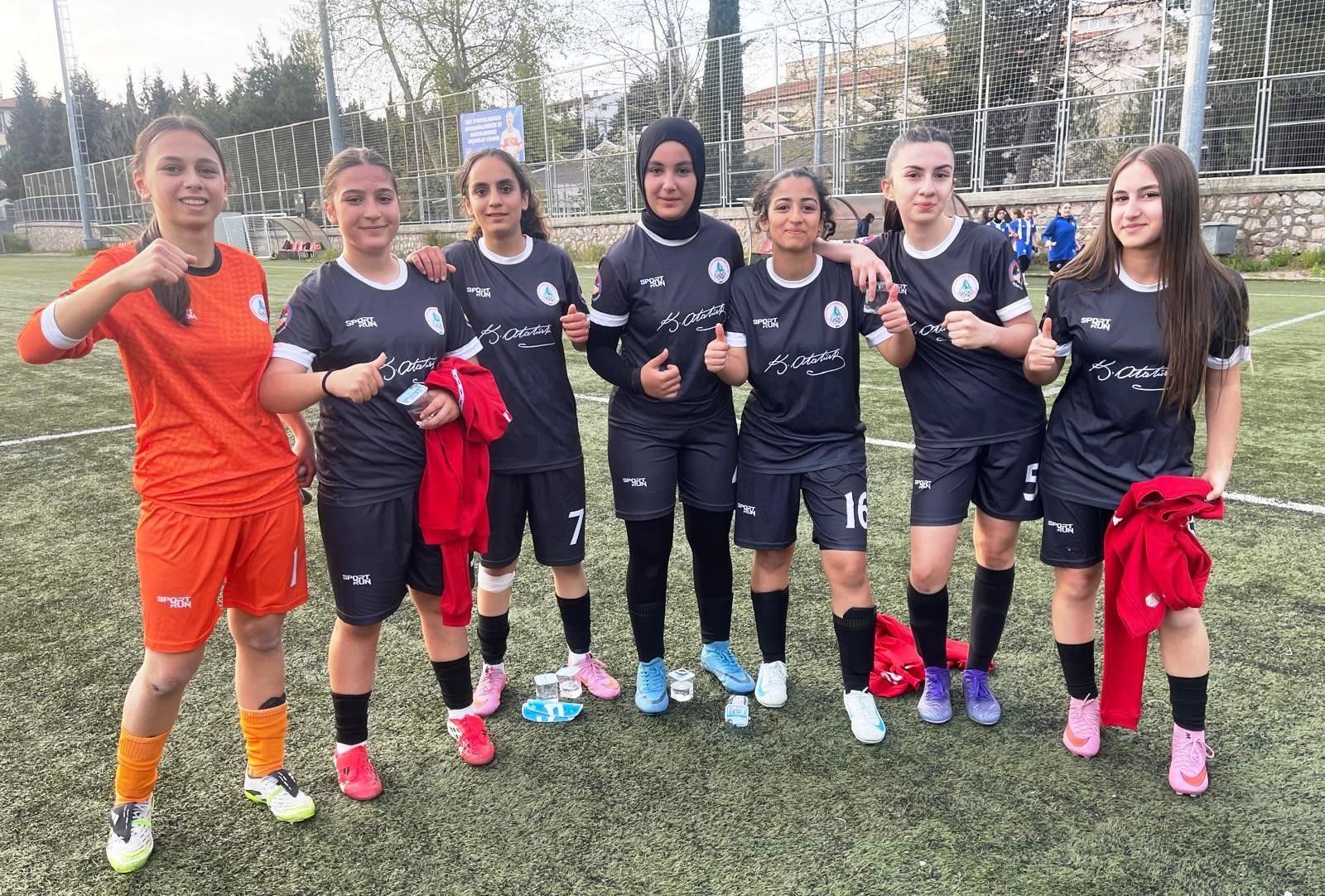 Kocaeli’de Körfez Gençlerbirliği kız futbol takımları U15 ve U13 kategorilerinde