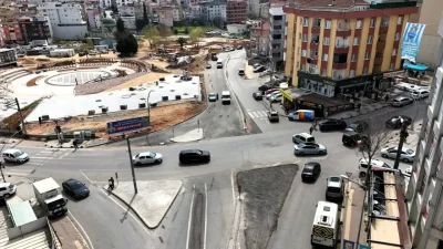 Çayırova Özgürlük Mahallesi’nde üç caddenin kesiştiği noktada yürütülen kavşak düzenlemesinde