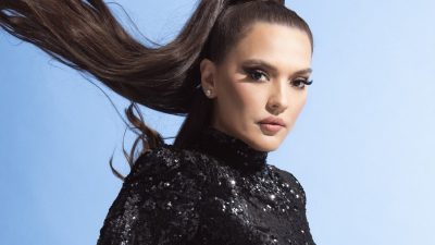 Ünlü şarkıcı Demet Akalın, bir süredir sağlık sorunlarıyla mücadele eden