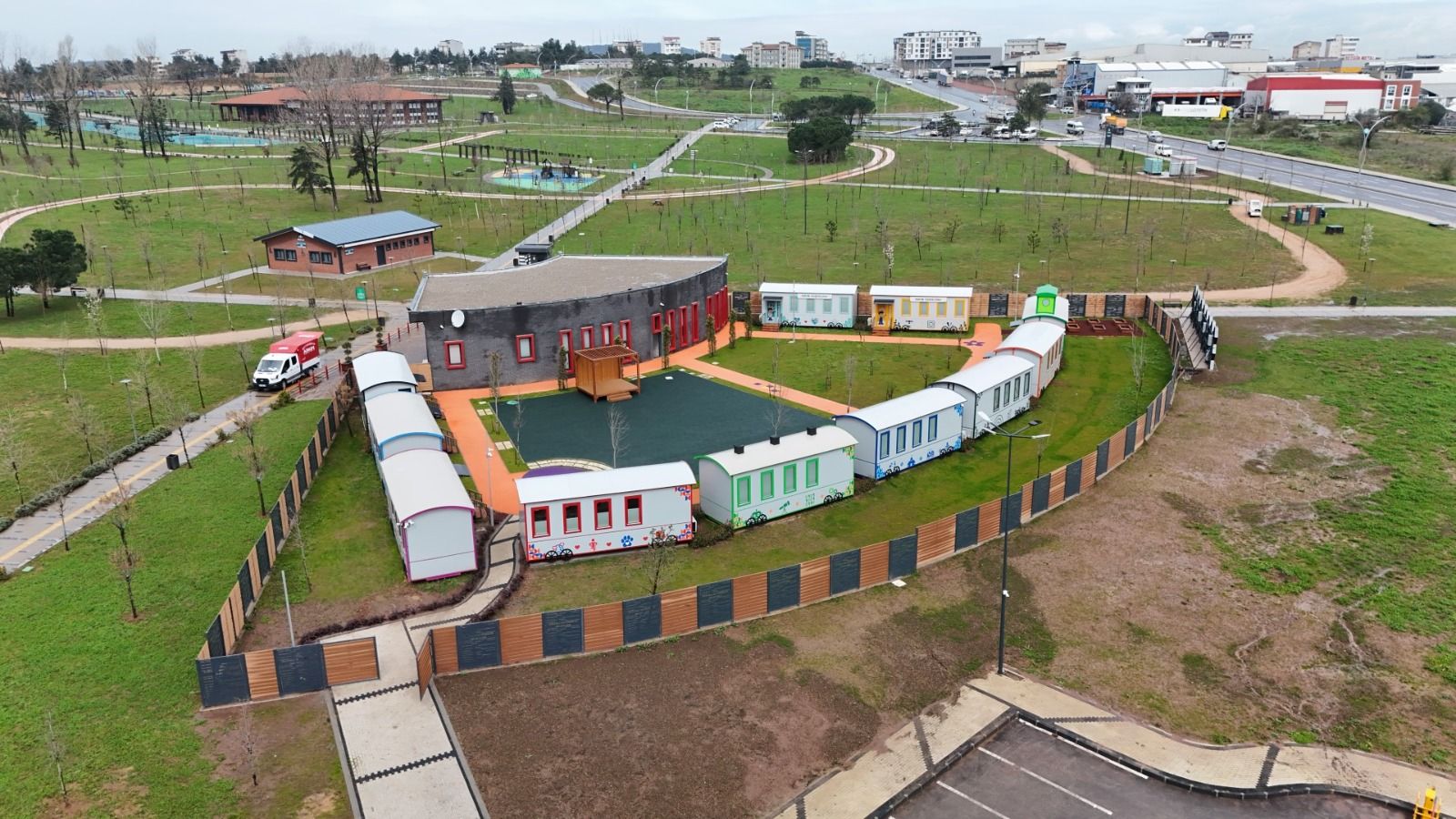 Çocukların güvenli ve eğitici ortamda vakit geçireceği Lokomotif Çocuk Köyü,