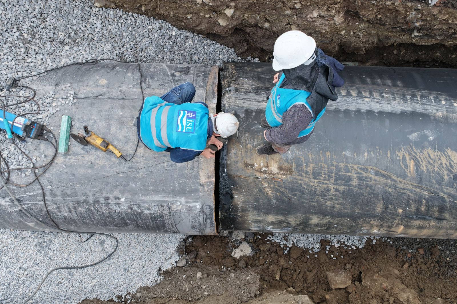 Halıdere’de altyapı baştan aşağı yenilendi, bölge modern ve daha dayanıklı bir sisteme kavuştu. Proje kapsamında toplam 20,25 kilometre uzunluğunda içme suyu hattı imalatı gerçekleştirildi.