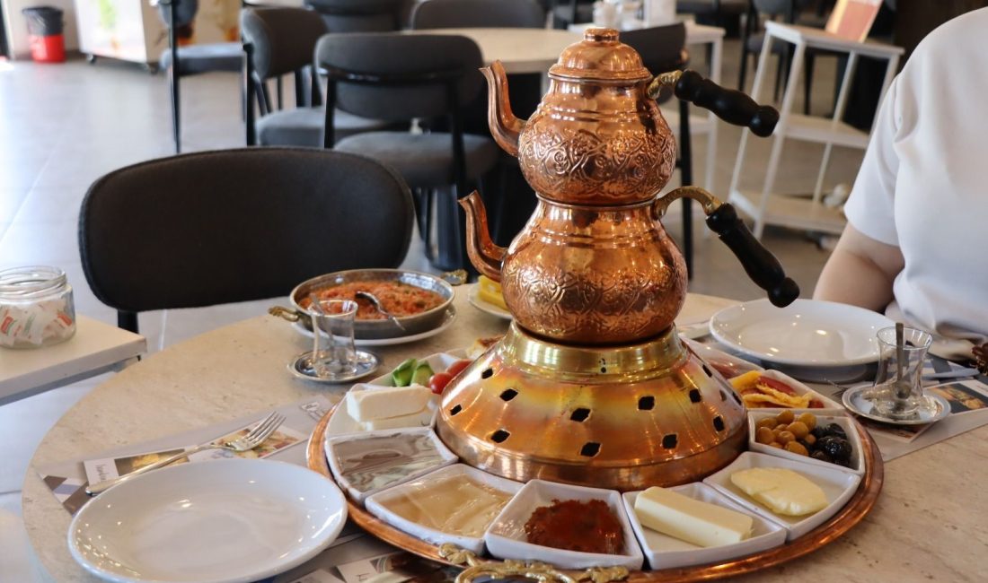 İzmit Belediyesi’nin Şehitlik Korusu’ndaki Gülümse Kahvaltı Evi’nde kişi başı kahvaltı