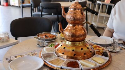 İzmit Belediyesi’nin Şehitlik Korusu’ndaki Gülümse Kahvaltı Evi’nde kişi başı kahvaltı