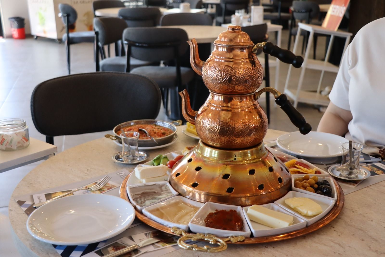 İzmit Belediyesi’nin Şehitlik Korusu’ndaki Gülümse Kahvaltı Evi’nde kişi başı kahvaltı