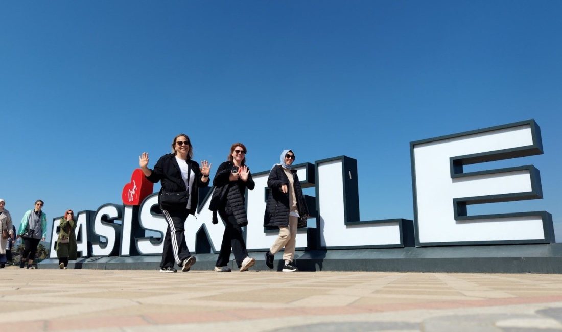 Başiskele Belediyesi tarafından düzenlenen "Adım Adım Başiskele" etkinliğinde kadınlar, sahil